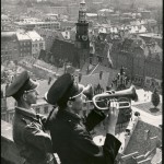 Vom Rathausturm in Breslau (zwei TurmblГ¤ser/Trompeter) / HejnaЕ‚ z wieЕєy Ratusza (dwГіch hejnalistГіw), 1958 Fotograf: Stefan ArczyЕ„ski